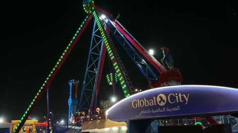 لعبة ملاهي سفينة القراصنة في المدينة العالمية بالدمام ليلاً