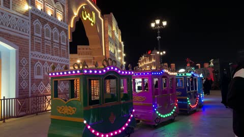 قطار صغير ملون في جناح اليمن بالقرية العالمية ليلاً