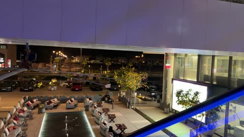 منطقة جلوس خارجية حديثة ونافورة في الليل