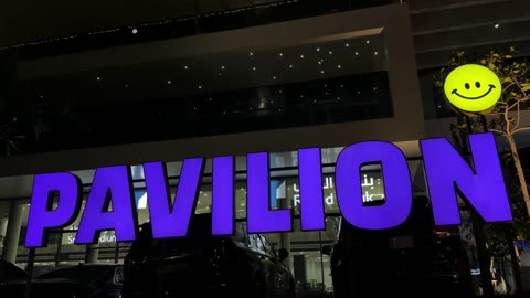 لوحة بافيليون المضيئة في السعودية في مشهد ليلي