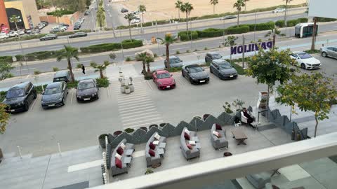 منطقة جلوس خارجية وإطلالة على موقف سيارات فاخرة