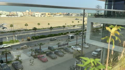 إطلالة شرفة حضرية وموقف سيارات في ضوء النهار