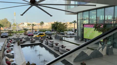 منطقة جلوس خارجية حديثة مع بث مباراة كرة قدم