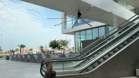 سلم متحرك خارجي لمبنى تجاري حديث