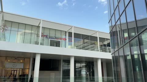 مبنى تجاري حديث بواجهة زجاجية وتصميم عصري