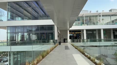 ممر مركز تسوق زجاجي حديث في السعودية