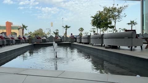 منطقة جلوس خارجية مع نافورة مياه تزيينية