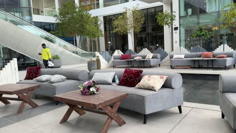 منطقة جلوس خارجية في مجمع تجاري حديث