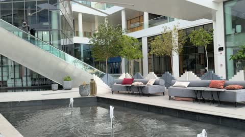 فناء خارجي لمركز تسوق حديث ونافورة مياه