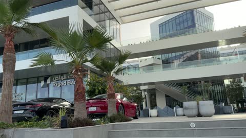 سيارات فاخرة أمام مبنى بنك الرياض في السعودية