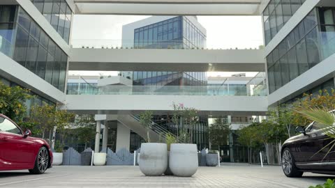 ساحة مجمع تجاري حديث وسيارات فاخرة