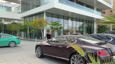 سيارة بنتلي فاخرة متوقفة في ساحة حضرية حديثة