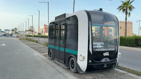 حافلة أولي الكهربائية ذاتية القيادة في شارع إماراتي