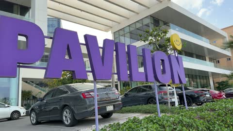 لوحة مجمع بافيليون التجاري الحديث في السعودية