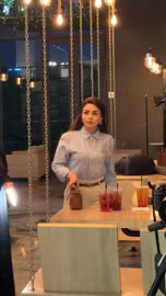 امرأة عربية في مقهى حديث تصوير فيديو