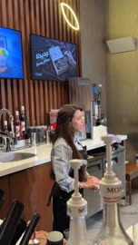 نادلة عربية تعمل خلف منضدة المقهى فيديو