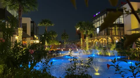 مجمع تجاري حديث مع نافورة مياه ليلية