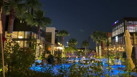 ساحة باتيو التجارية الخارجية ونافورة المياه الليلية