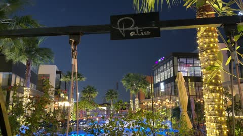 أرجوحة خارجية في منطقة الباتيو الترفيهية ليلاً