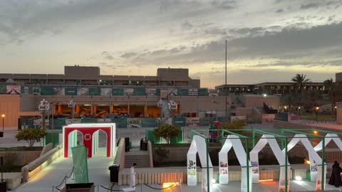 معرض في حرم جامعة الملك فهد بالظهران وقت الغروب