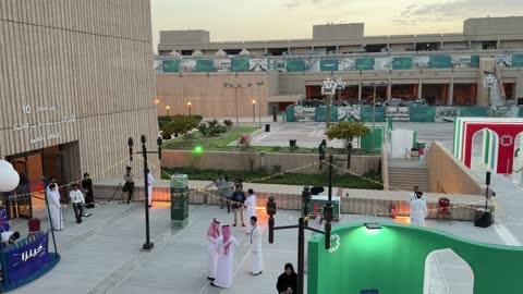 تجمع زوار في مركز الأمير نايف بالسعودية وقت الغسق