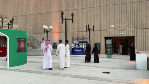 مشاة سعوديون عند مركز الأمير نايف للثقافة والعلوم