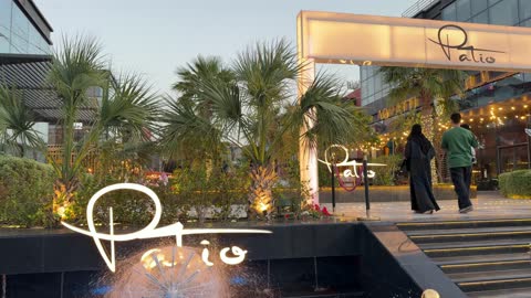 مجمع الباتيو التجاري ونافورة خارجية وقت المساء