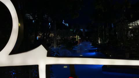 لافتة باتيو المضيئة والنافورة المائية ليلاً فيديو