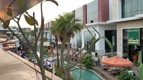 مجمع مطاعم وتسوق خارجي في الرياض السعودية