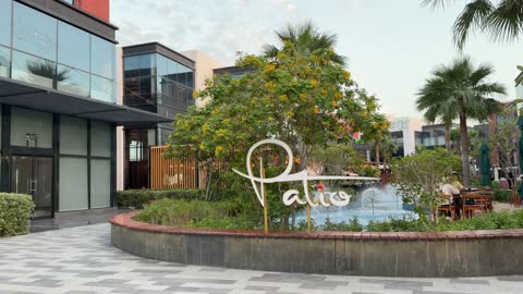 مجمع ذا باتيو الرياض التجاري والعمارة الحديثة نهاراً