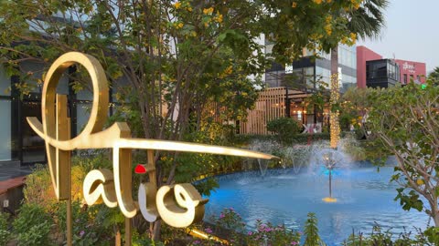 لافتة باتيو المضيئة في ساحة خارجية حديثة