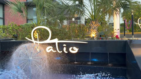 لوحة باتيو المضيئة ونافورة المياه في ساحة خارجية