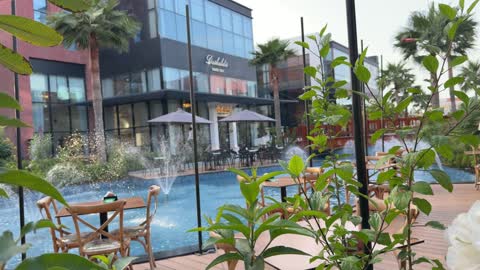 مطعم خارجي مع نافورة مياه وحوض سباحة