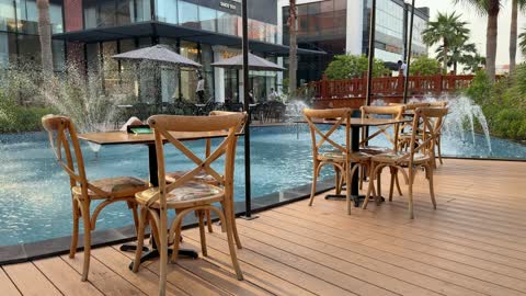 جلسات مطعم خارجية مع نافورة ومنصة خشبية حديثة