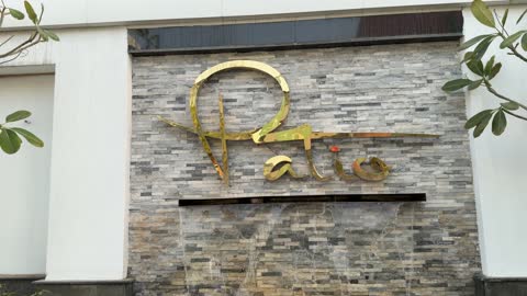 شعار باتيو ذهبي ونافورة شلال على جدار حجري