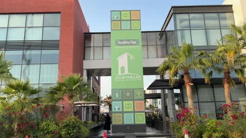 لوحة اليوم الوطني السعودي في ساحة تجارية حديثة