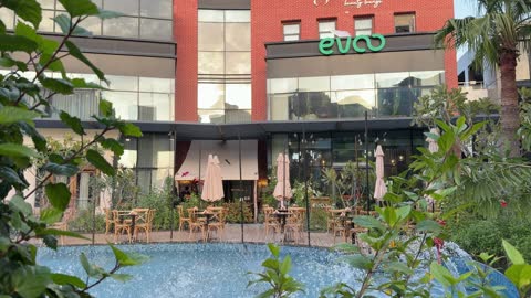 نافورة وجلسات خارجية لمقهى في السعودية