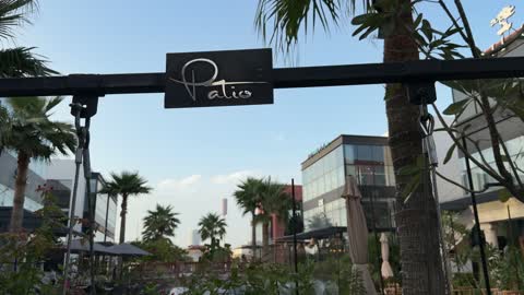 طفلة تستلقي على أرجوحة في مجمع ذا باتيو الخارجي