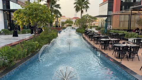 مجمع تجاري حديث مع نافورة مياه ومنطقة مطاعم