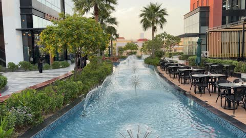 مركز تسوق خارجي حديث مع نافورة مياه وممر