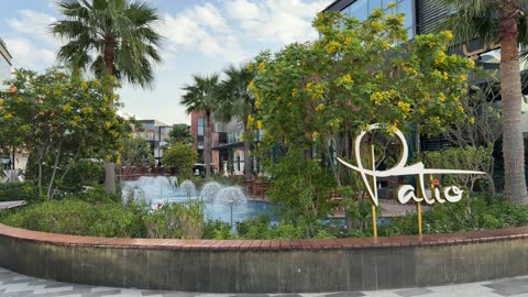 ساحة خارجية حديثة مع نوافير مائية وأشجار نخيل