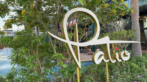 شعار باتيو في مول خارجي مع نافورة مياه فيديو