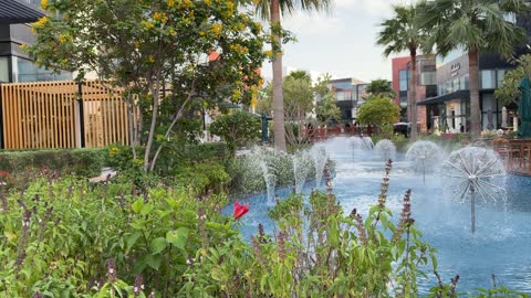 ساحة مجمع تجاري خارجي مع نوافير مائية كروية