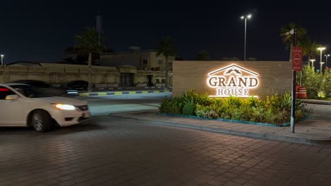 لوحة جراند هاوس في السعودية مع حركة المرور ليلاً