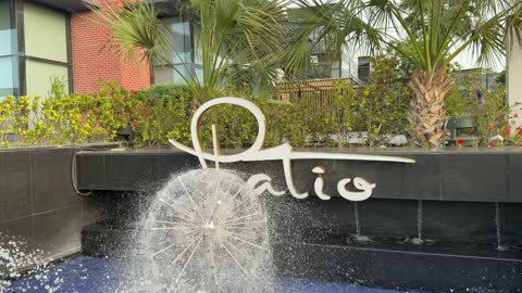 نافورة مياه كروية حديثة في ساحة تجارية خارجية