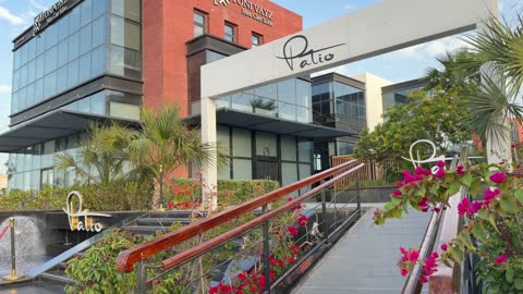 مدخل مجمع ذا باتيو التجاري بتصميم عصري