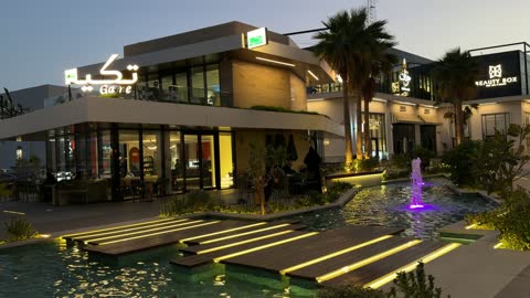مجمع تجاري حديث في الرياض مع نافورة ليلية
