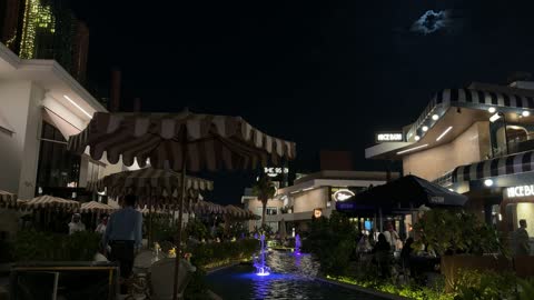 جلسات مطاعم خارجية في مجمع تجاري ليلا السعودية