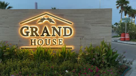 لوحة جراند هاوس المضيئة والحديقة وقت الغسق