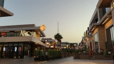 مجمع تجاري حديث في الرياض السعودية خلال وقت المساء